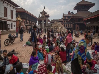 La capital, Katmandú, centro de la economía de la nación, muestra ruinas por...