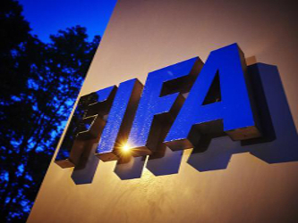 El escándalo empujó al presidente de la FIFA, Joseph Blatter, a renunciar a su cargo...