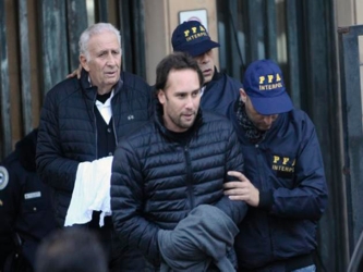 Los empresarios argentinos Hugo y Mariano Jinkis se entregaron a la justicia el jueves tras...