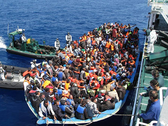 Las otras dos operaciones de rescate fueron de 94 inmigrantes que viajaban en una lancha...