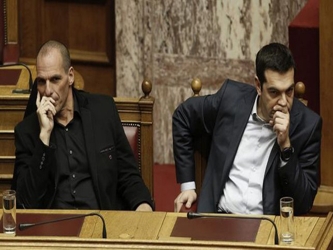 De hecho, el premier griego fue mucho más allá y le cortó la cabeza a pedido...