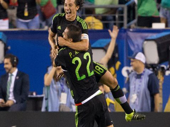El segundo gol de México cayó a los 47 minutos con un zurdazo de Jesús Corona...
