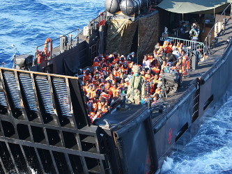 Unos 150.000 inmigrantes han llegado a Europa por mar este año, la mayoría a Italia y...