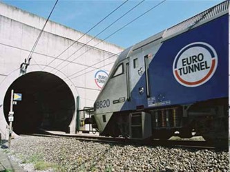 Eurotunnel indicó en un comunicado que ya está operativa una barrera reforzada para...