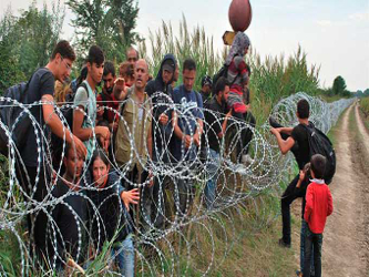 Se espera que a partir de esta tarde alcancen la frontera húngara los 7.000 refugiados que...