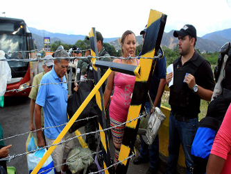 Maduro ordenó el cierre de una parte de la frontera común hace dos semanas,...