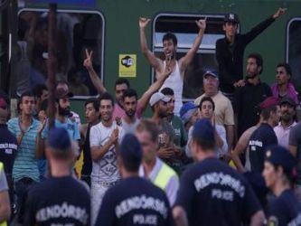 El tren, con unos 500 refugiados a bordo, estaba ayer de camino a Sopron, cuando la Policía...