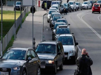 En la capital húngara, unos 40 vehículos aparcaron cerca de la estación de...
