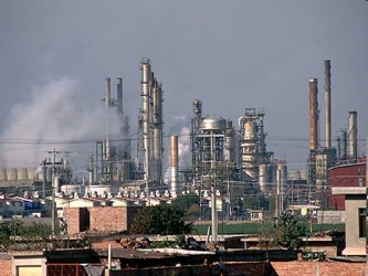 Los gobiernos más entreguistas dejaron de hacer refinerías y fueron aumentando la...
