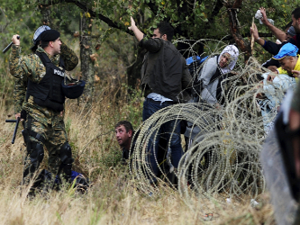 Los refugiados son transportados desde el centro de acogida en Opatovac, en la frontera con Serbia,...