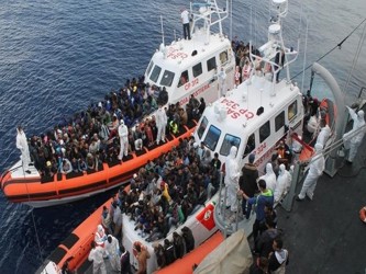 La Guardia Costera italiana informó hoy del rescate en las últimas horas de 1.123...