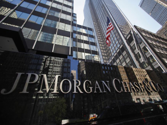 La realidad es que cuatro bancos concentran 92 por ciento de ellos; JP Morgan Chase Bank (27 por...