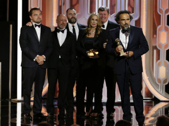 DiCaprio, quien parece encaminado a recibir su primer Oscar, dedicó su galardón a los...