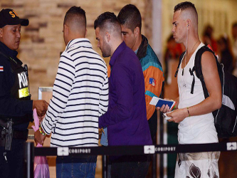 Los migrantes son recibidos en el aeropuerto por el canciller salvadoreño, Hugo...