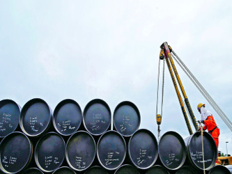 Tras la publicación de los datos, el precio del barril de petróleo de Texas para...