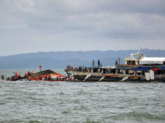 Miles de indonesios arriesgan su vida en desvencijadas embarcaciones para cruzar el Mar de China...