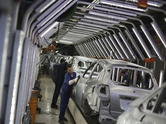 La producción de autos y camiones en Brasil cayó un 29,3 por ciento en enero frente...