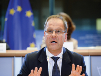 Sobre la crisis de refugiados, Navracsics informó de que la Comisión Europea...