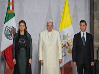Durante la ceremonia de bienvenida oficial ofrecida al papa Francisco en Palacio Nacional, el...