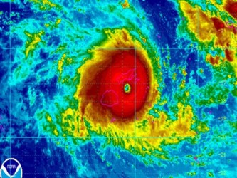 Funcionarios fiyianos evaluaban el domingo los daños tras el paso de una de las tormentas...