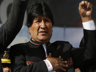 El presidente de Bolivia Evo Morales canta el himno nacional durante un acto público en La...
