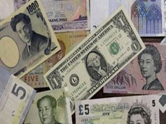 El yen y el franco suizo subieron el martes frente al dólar y el euro tras desinflarse un...