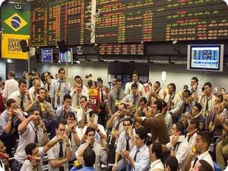 Las acciones cayeron el jueves en la bolsa de Sao Paulo, en su tercera baja consecutiva, en una...