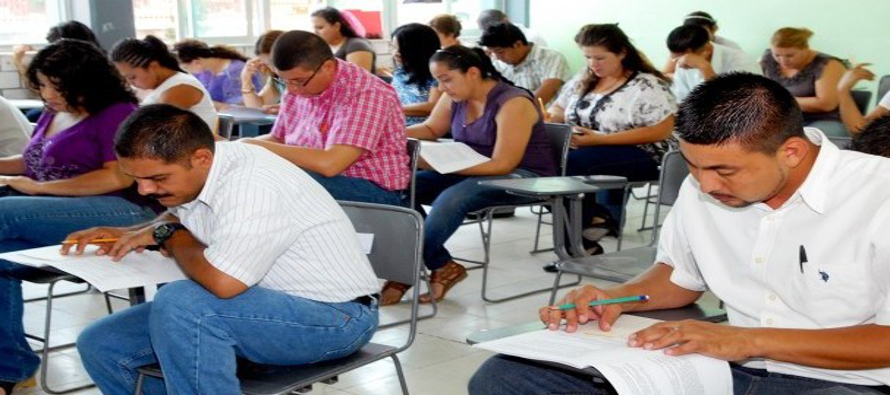La mayoría de los maestros mexicanos se dedica con responsabilidad y entusiasmo, a...