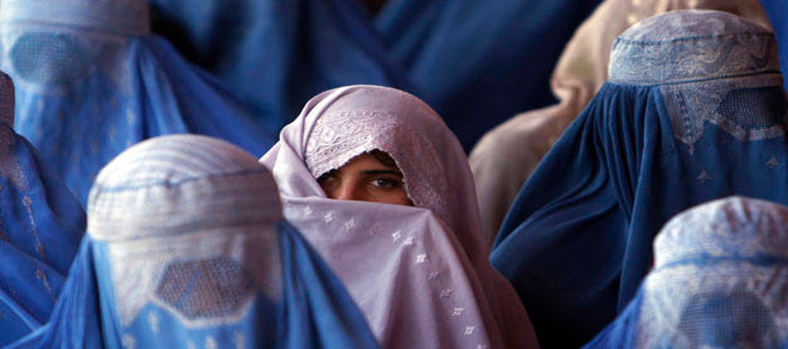 En la conservadora Afganistán, las mujeres sufren abusos frecuentes, se ven obligadas a...