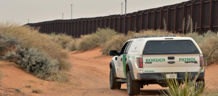 Trump dijo que su muro no tendría que cubrir los 3.379 kilómetros (2.100 millas) de...