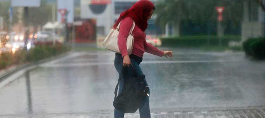 La lluvia obligó a cancelar vuelos en el aeropuerto internacional de Abu Dhabi, sede de la...