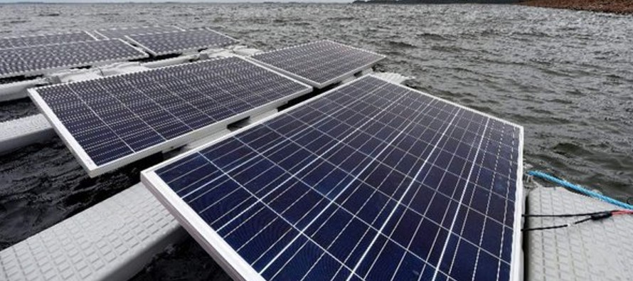 Ya existen en el mundo instalaciones de paneles solares flotantes en almacenamientos comunes de...