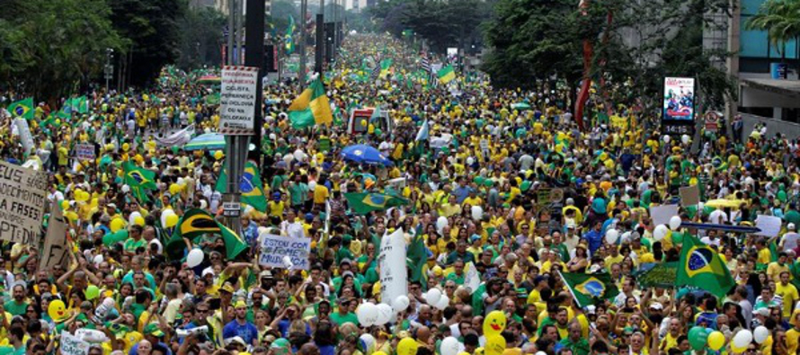 La policía de Rio no realiza estimaciones de las marchas y los organizadores calculan que...