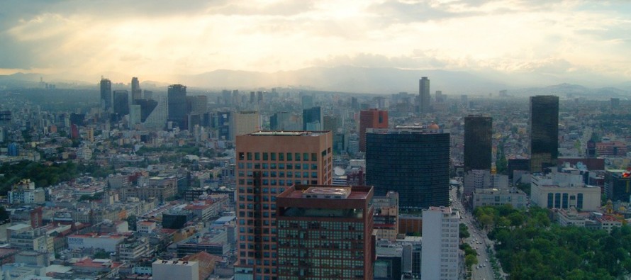 Las autoridades de la Ciudad de México decretaron el lunes una alerta medioambiental por la...