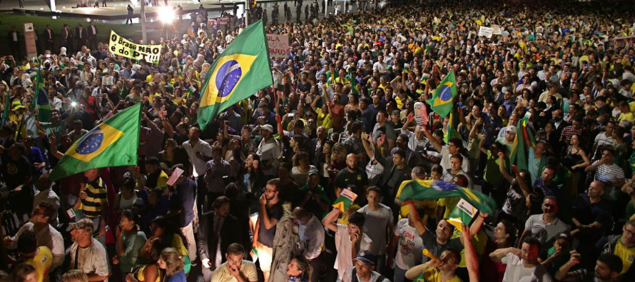 Brasil vive un momento en que parece haber caído en las manos de los demonios, que por...