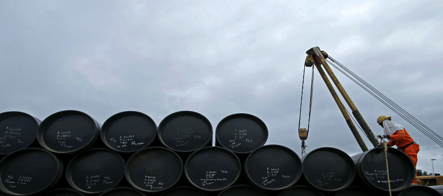 Pese al retroceso, los precios del petróleo se mantienen alrededor de un 50 por ciento por...
