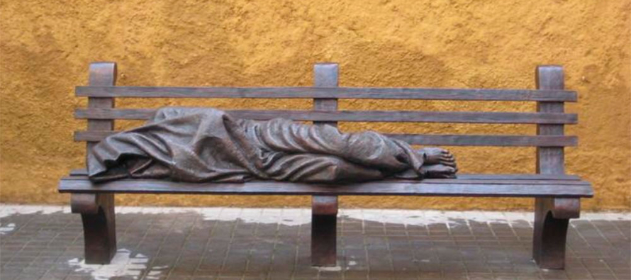 La estatua donada por la Limosnería Apostólica, por iniciativa del mismo escultor,...