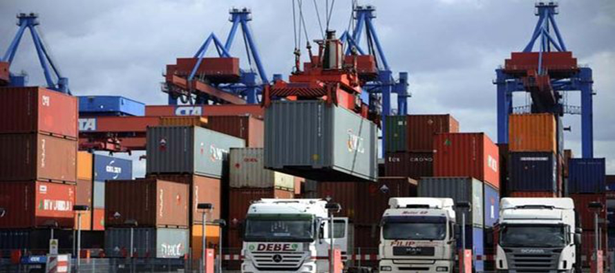 Las importaciones crecieron un 0,4 por ciento, lo que elevó el superávit comercial...