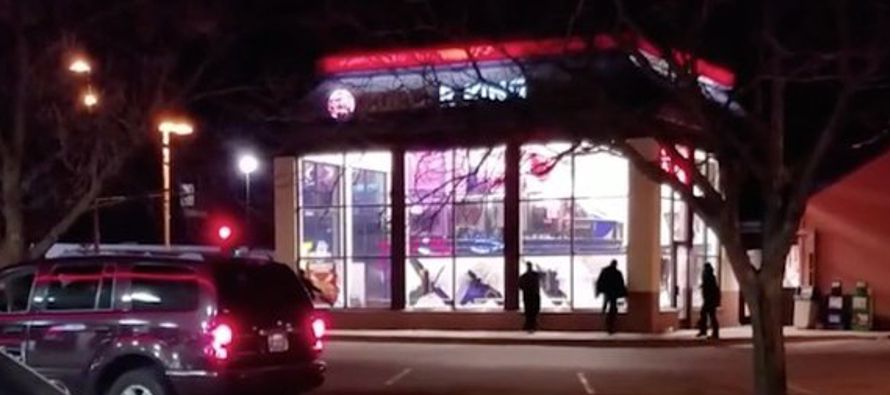 os empleados de un Burger King en Minnesota rompieron las ventanas del restaurante en el que...