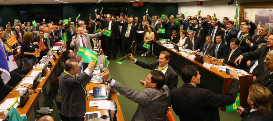 La supervivencia de Rousseff depende de que convenza al menguante número de legisladores...