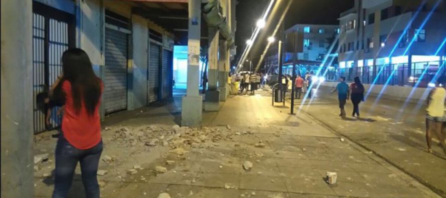 Al menos 28 personas murieron el sábado tras un poderoso terremoto de magnitud 7,8 que...