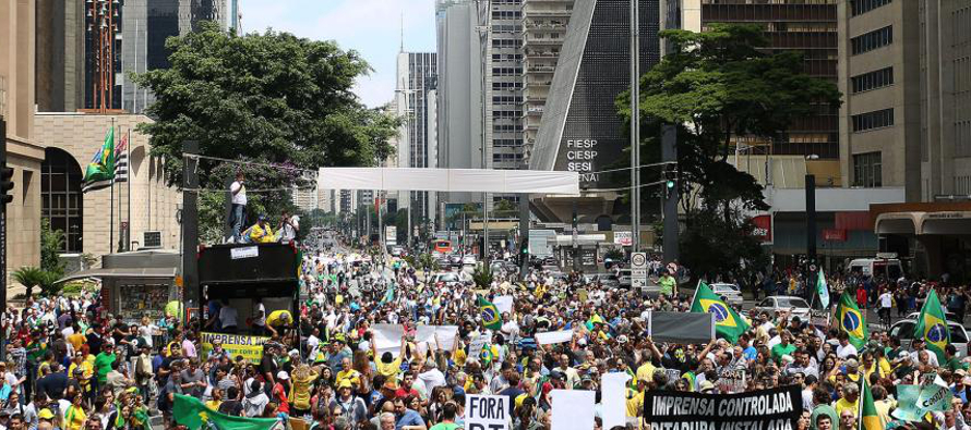 Los brasileños están abrumados ante tantas noticias negativas acumuladas.
