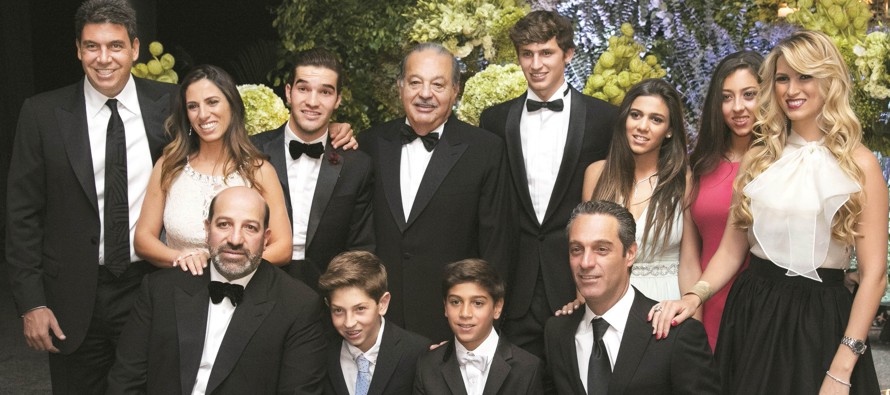 El empresario multimillonario mexicano Carlos Slim puso a dos de sus nietos en los consejos de sus...