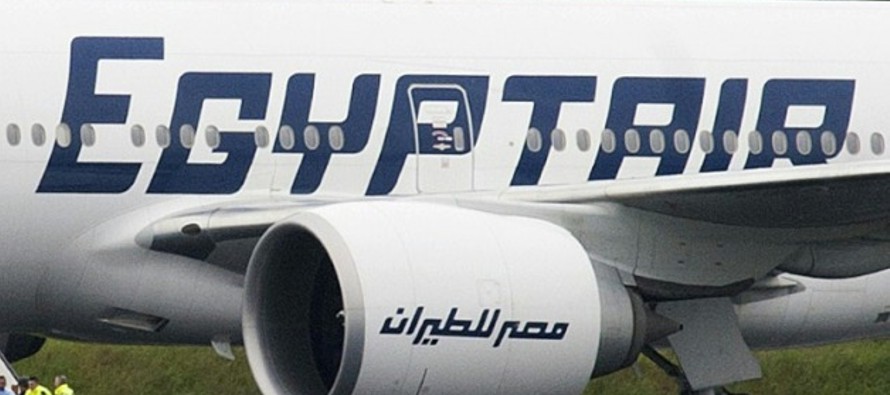 Un avión de EgyptAir que transportaba a 66 personas desde París a El Cairo...