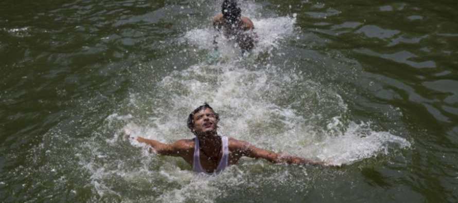 Una ciudad en el oeste de India registró el jueves un nuevo récord de calor para el...