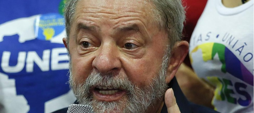 En un discurso el viernes en Sao Paulo, Lula criticó las decisiones de Temer, como la...