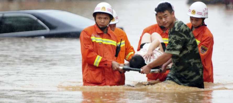 Las lluvias torrenciales que han golpeado durante una semana el sur de China han dejado a 25...