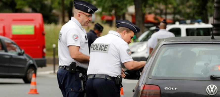 La policía francesa comenzó este viernes a efectuar controles para informar de la...