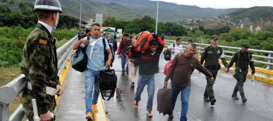 Las autoridades de Colombia dijeron que más de 35,000 personas entraron a ese país el...