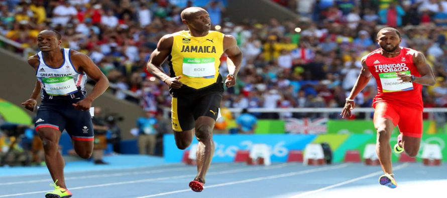Sin exigirse al máximo y con sus habituales dotes teatrales, Usain Bolt saltó el...